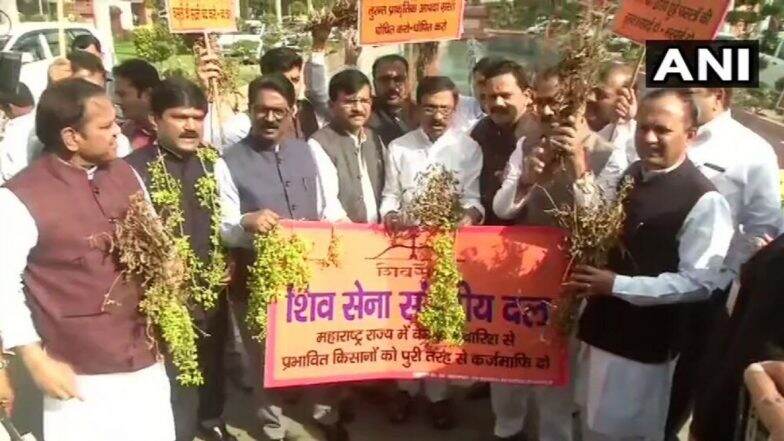 अवकाळी पावसामुळे शेतकऱ्यांच्या पीक नुकसानीच्या मुद्द्यावरुन शिवसेनेचे संसंदेच्या बाहेर आंदोलन